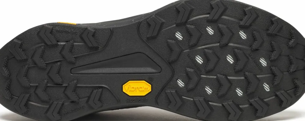 Outlet Saucony Women's Peregrine 16 Black/Carbon